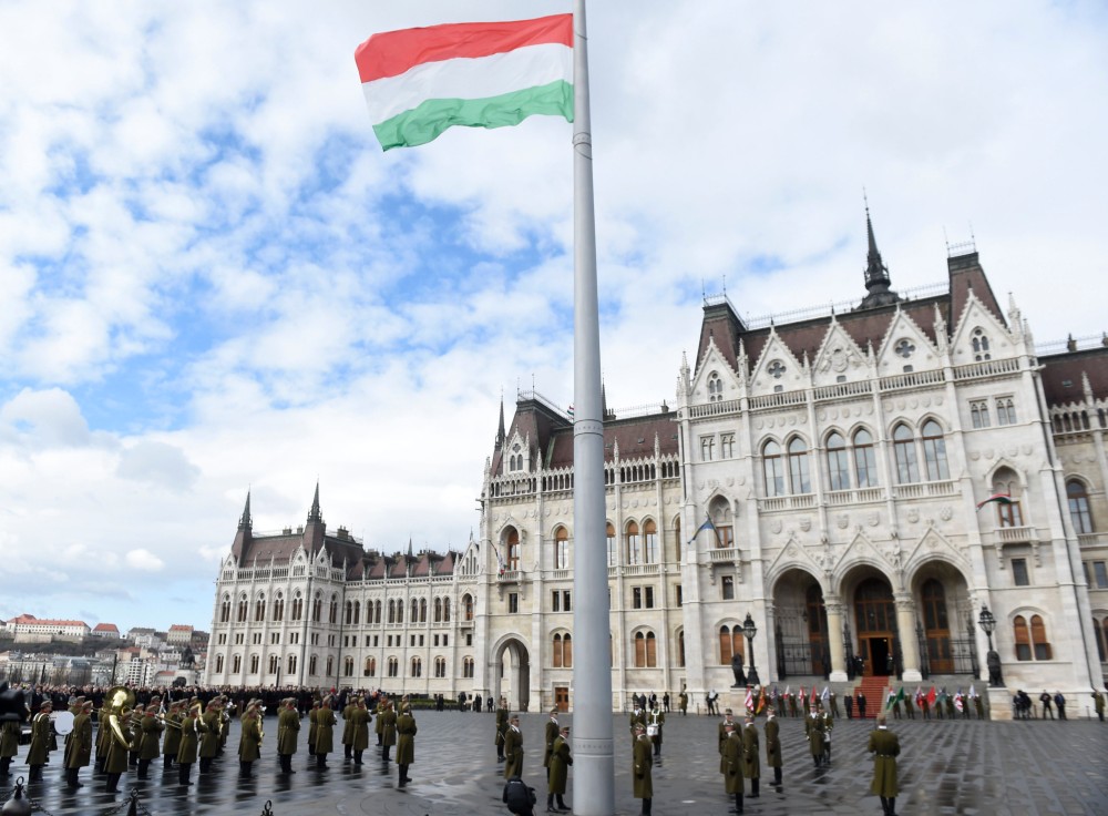 Felvonták a nemzeti lobogót