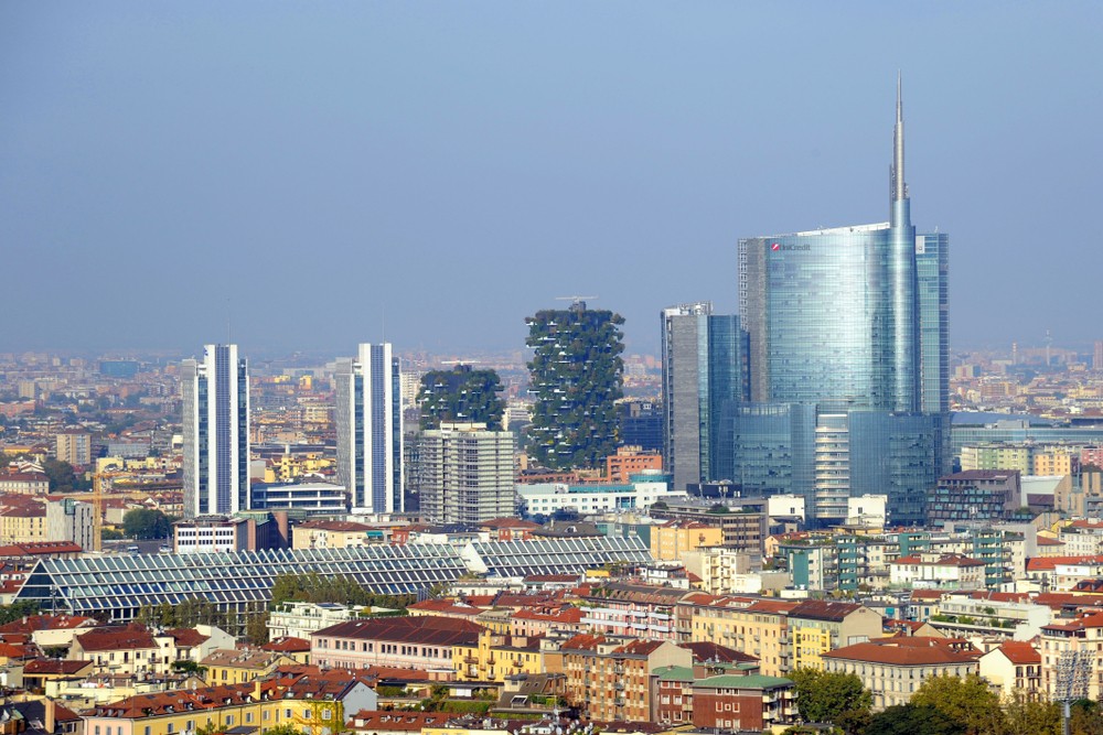 Piros-fehér-zöldbe „öltözik” az olasz felhőkarcoló