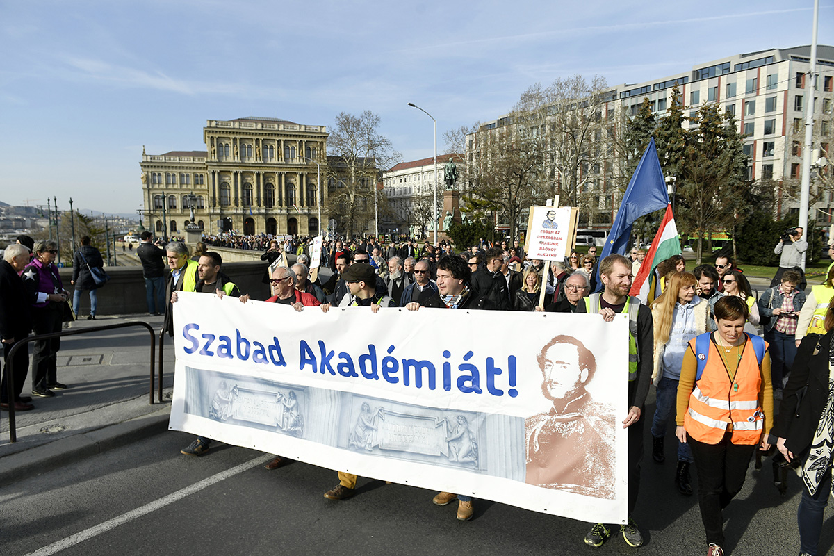 Az MTA szabadságáért vonultak