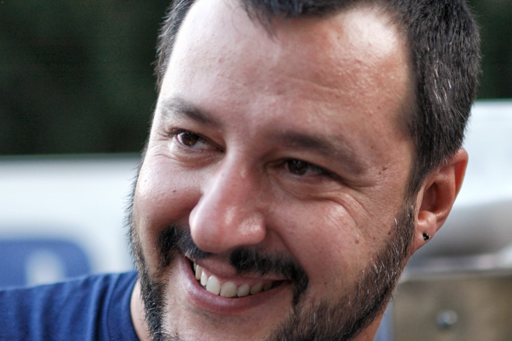 Nem köthet ki a migránshajó