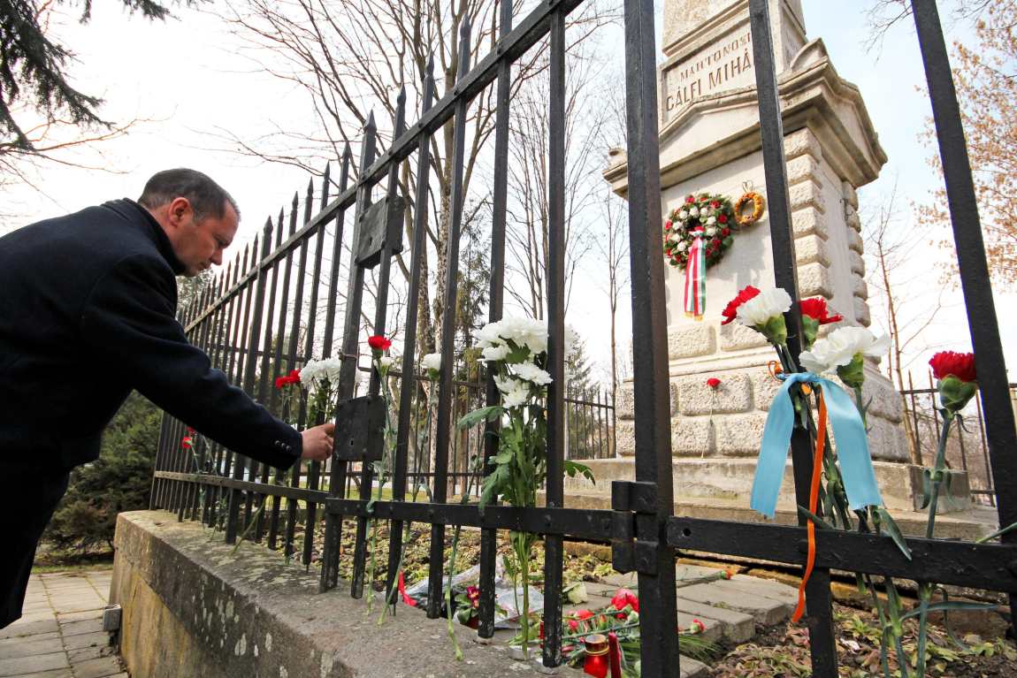 Eltávolították az emlékmű székely jelképeit