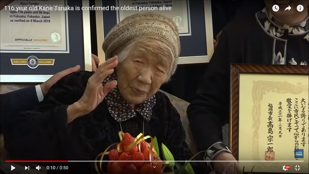 Matekot tanul, szépírást gyakorol a világ legidősebb embere