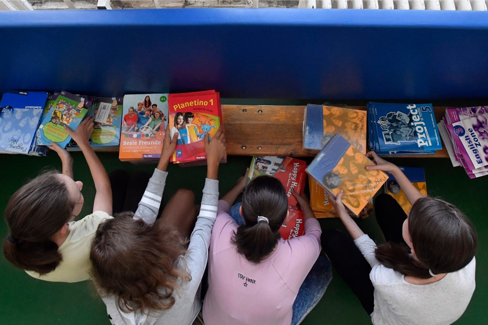 Jóval több tankönyvet és olcsóbban rendeltek az iskolák