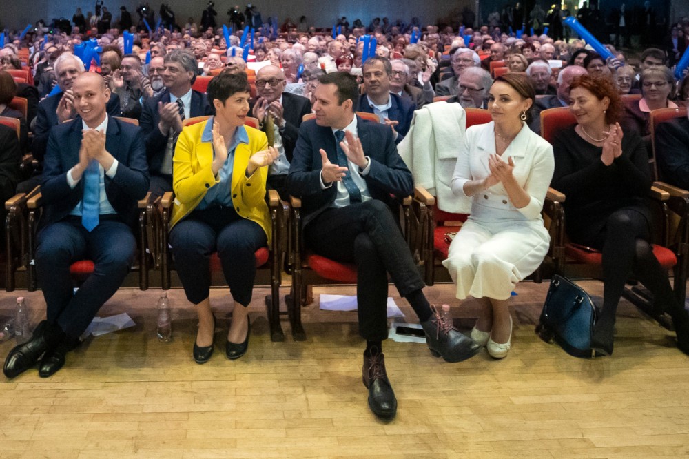 A DK feljelenti Orbán Viktort