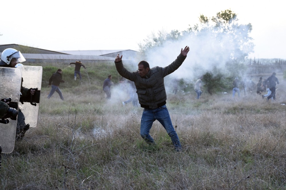 Összecsaptak a migránsok a rendőrökkel