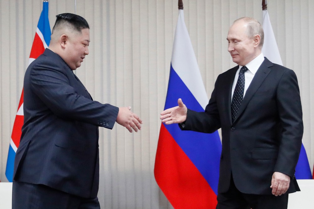 Kim Putyin segítségét kéri