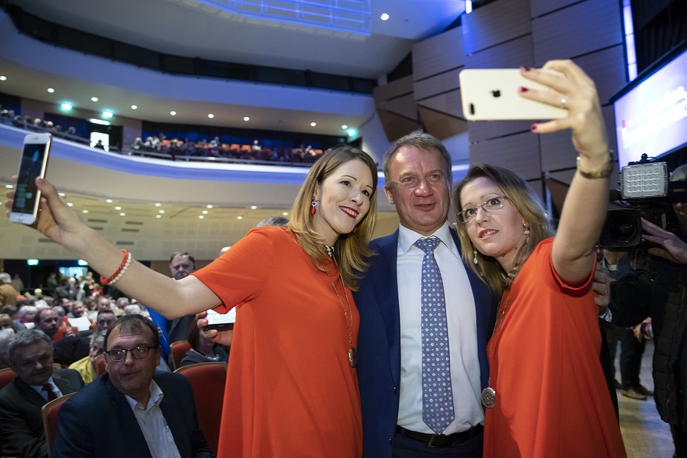 Varju: a kormány át akarja verni a nyugdíjasokat