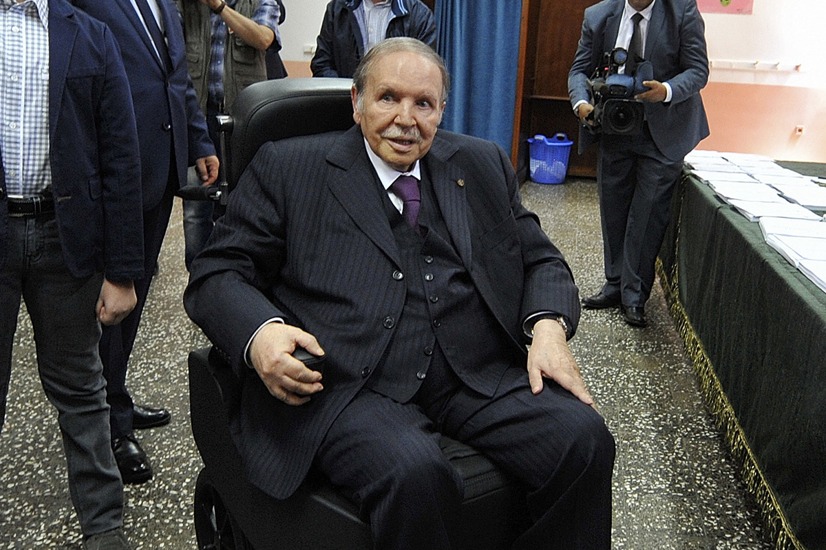 Bocsánatot kért és lemondott az algériai elnök