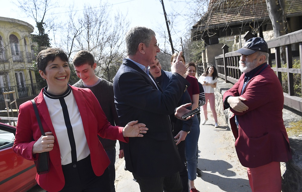 Dobrev Klára most a szomszédok postaládáját szemelte ki magának