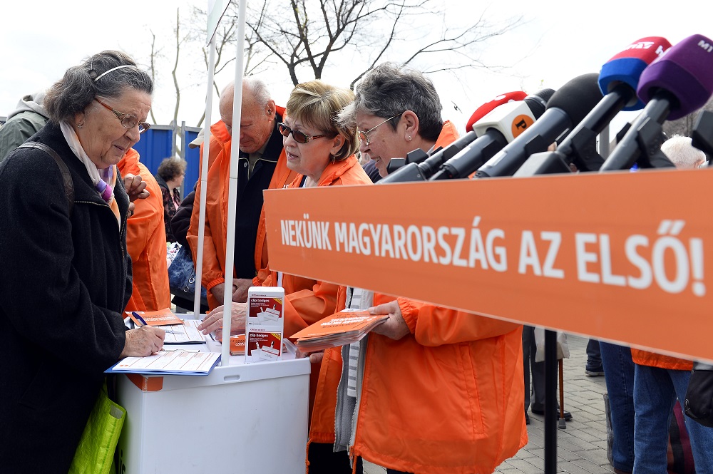 A Fidesz folytatja a támogatói aláírások gyűjtését