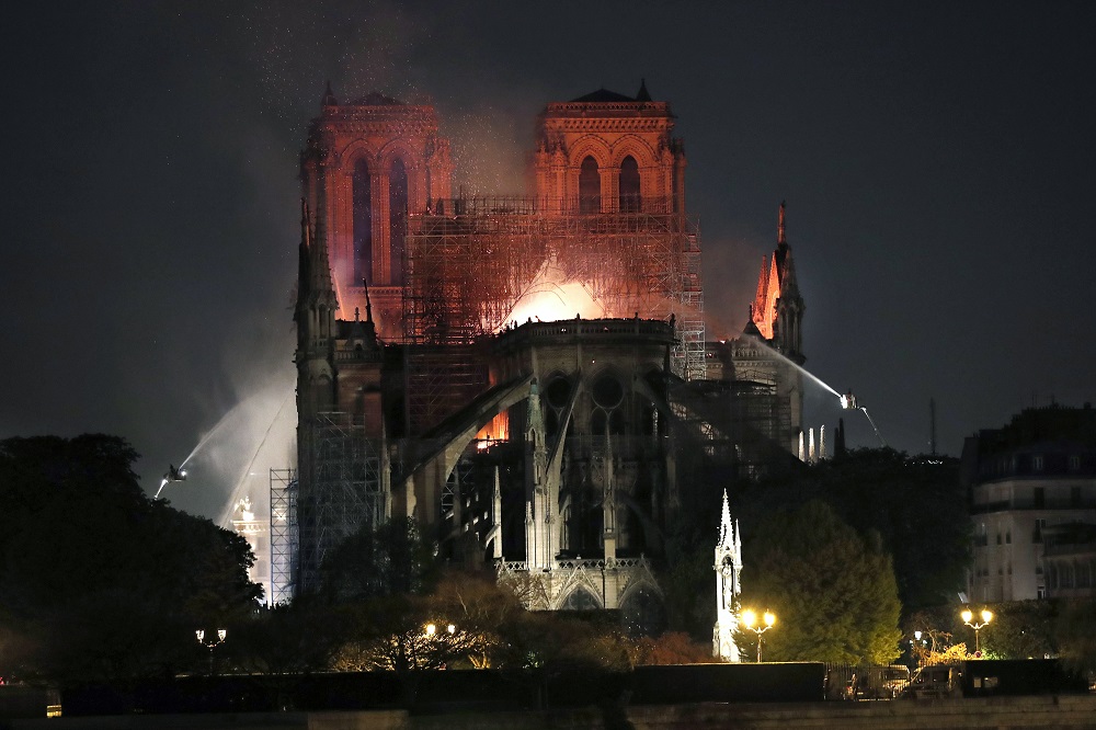 Lángokban a párizsi Notre Dame