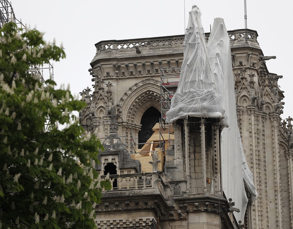 Megkezdték a leégett tető helyének lefedését