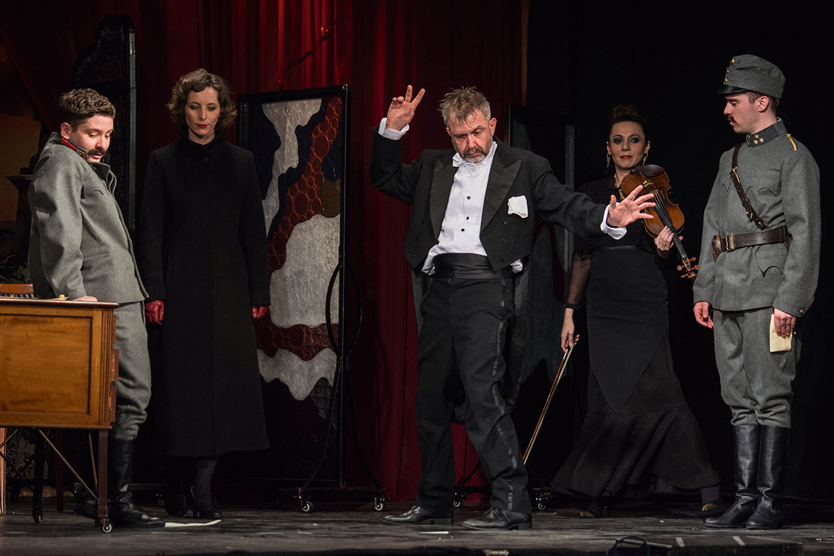 Történelemóra a színpadon