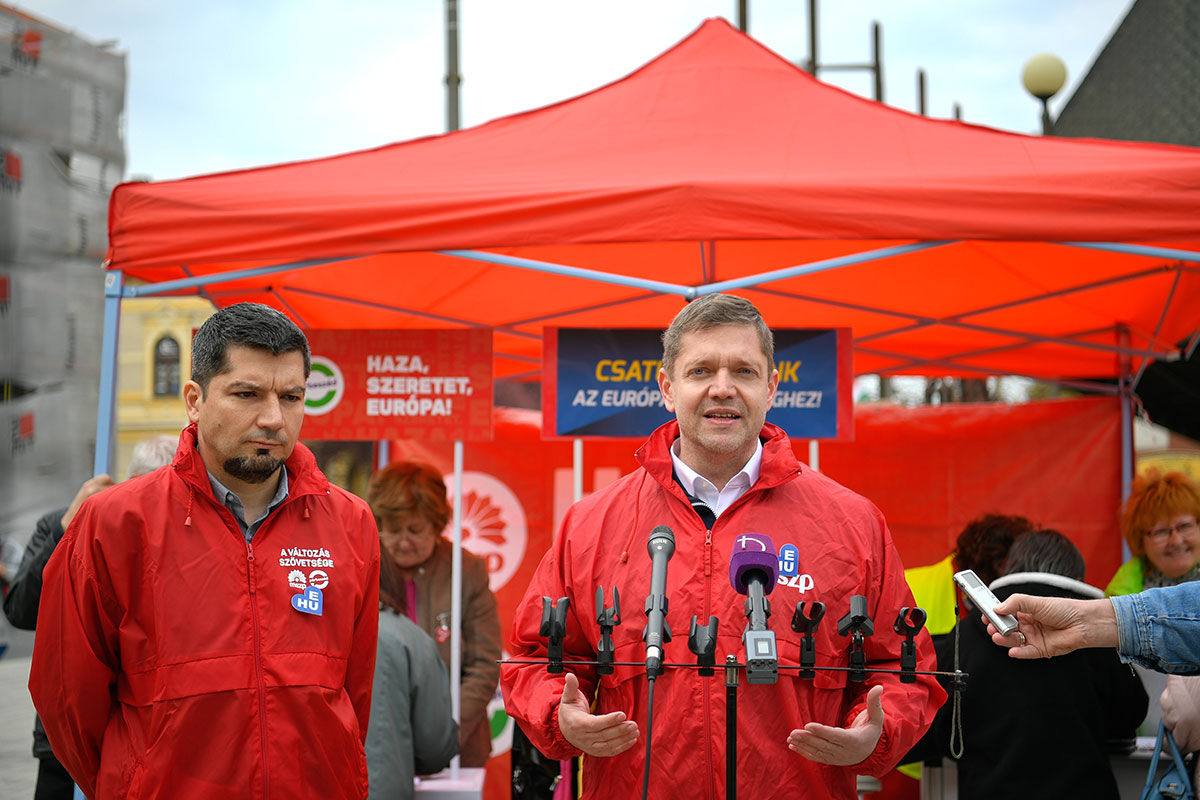 Az MSZP–Párbeszéd is összegyűjtötte az aláírásokat
