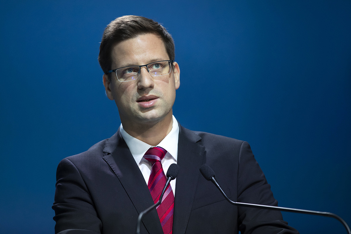 Az Európai Bizottság bort iszik és vizet prédikál