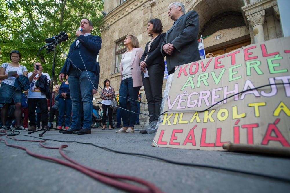 Az ellenzék kezdeményezése egy „kampánylufi”