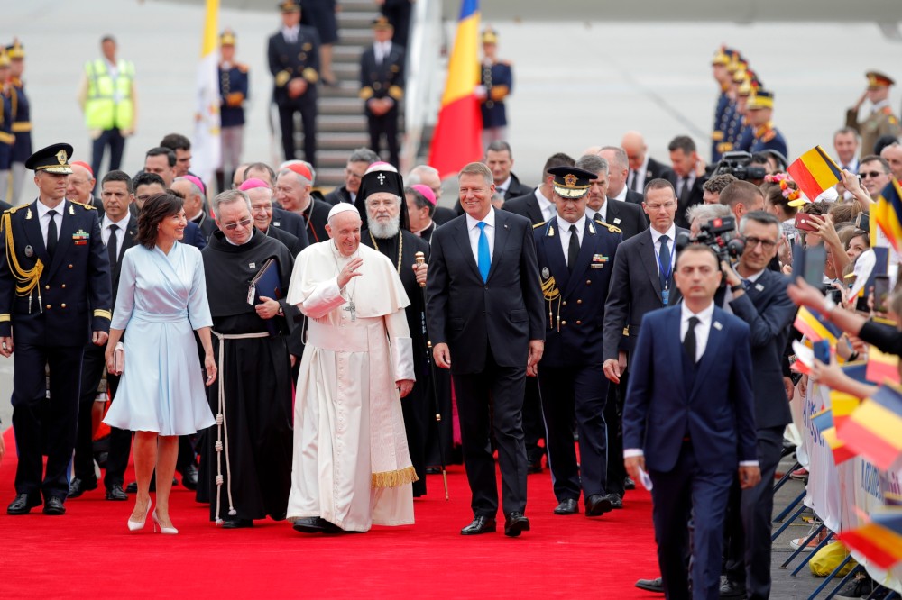 Megérkezett Romániába Ferenc pápa