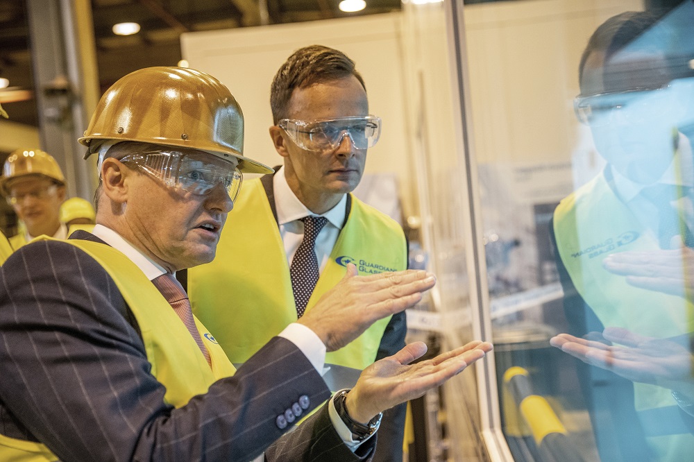 Szijjártó Péter átadta az orosházi Guardian új gyártósorát