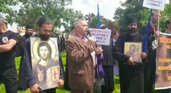 Funar nekiesett Ferenc pápának