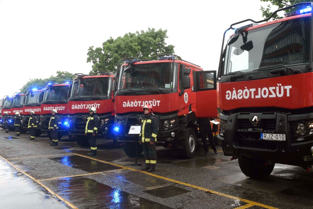 Új tűzoltóautókat kapott a katasztrófavédelem