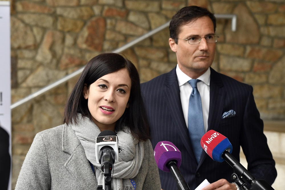 Az ellenzék a hatalomért és a pénzért mindenre képes