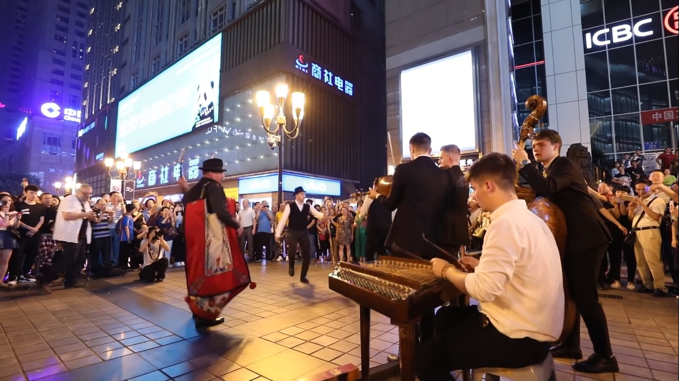 Hódít a magyar népzene a kínai Csungking főterén