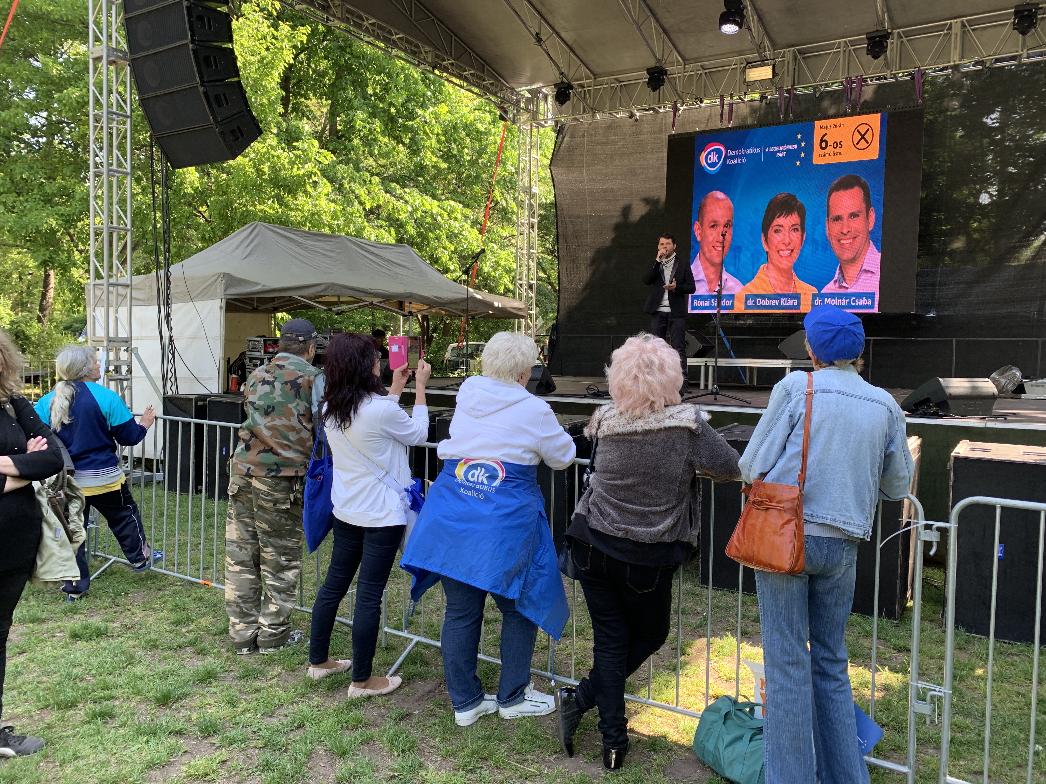 A migránsok kapnák meg a családok támogatásait