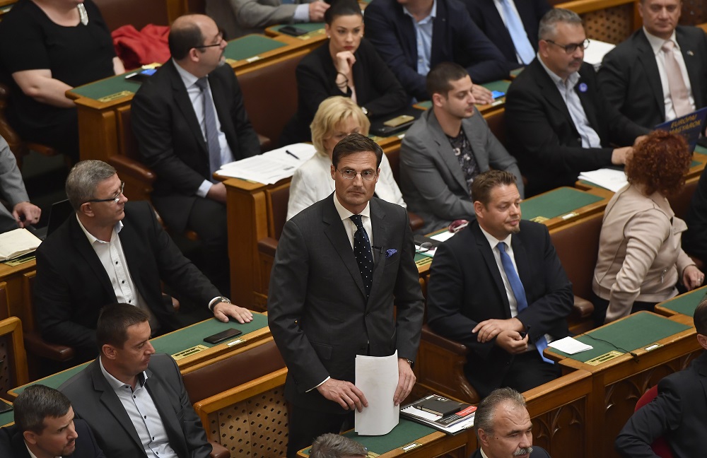 Gyöngyösi Orbán Viktornak: „Ön egy hazug miniszterelnök!”