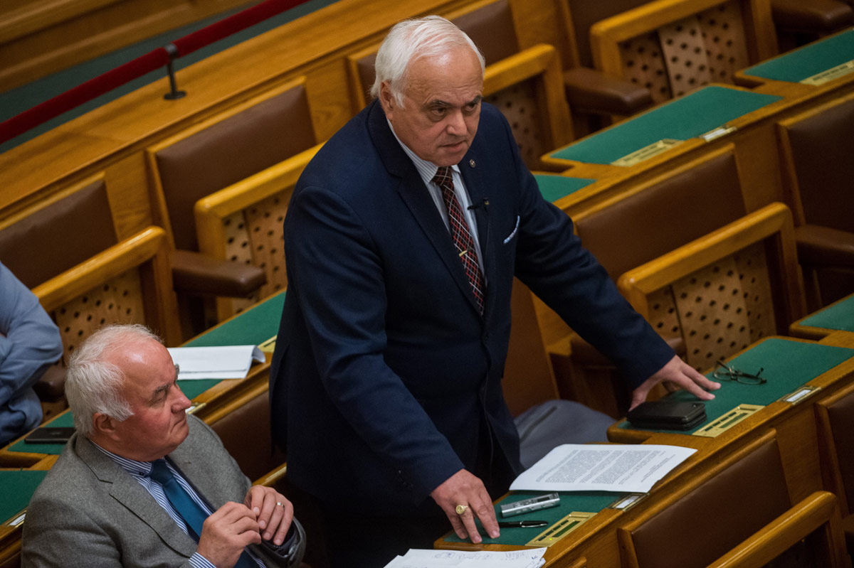 Egészségügyi válsághelyzet kihirdetését sürgeti a DK