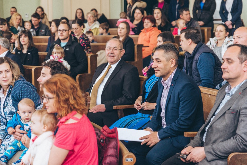 Babacsomagokat vitt a vajdasági családoknak Potápi Árpád János