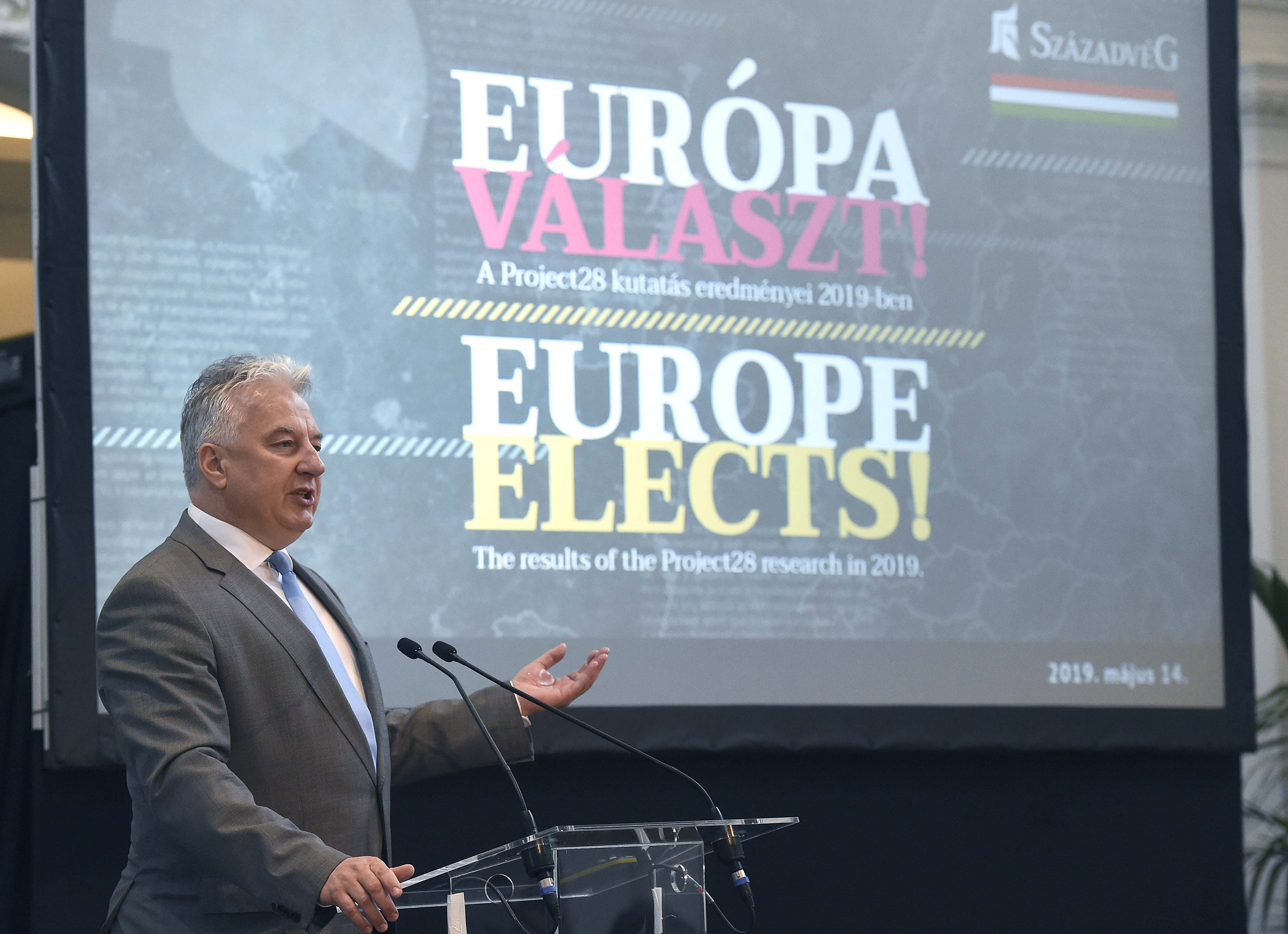 „Antidemokratikus politikát képviselnek a brüsszeli bürokraták”