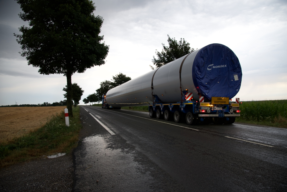 Tartálykocsiba rejtőzött migránsok haltak meg