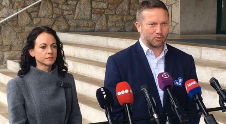 Anyaszomorító kormányzással riogatnak anyák napján