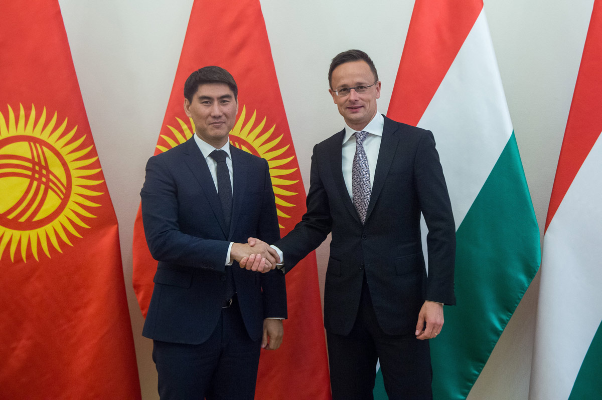 Keletnek és Nyugatnak jó kapcsolatban kell állnia