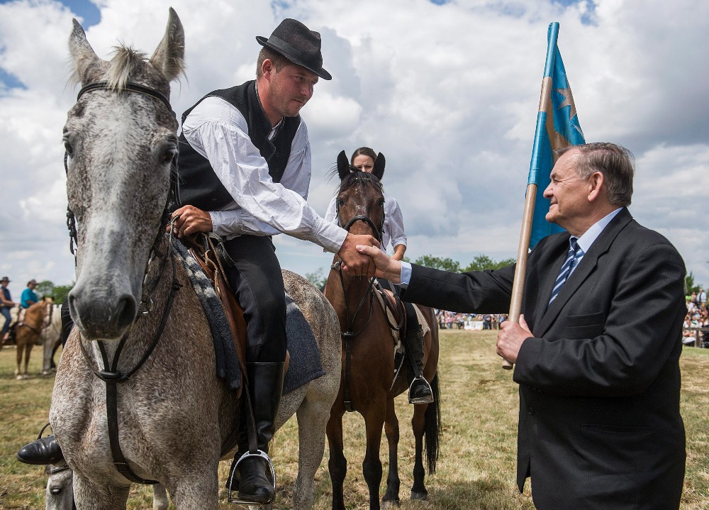Lovas zarándoklat tart Csíksomlyóra