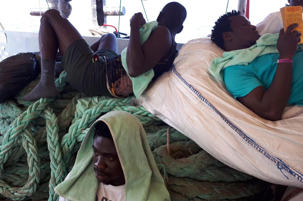 Két migránst partra szállítottak a Sea-Watch 3 hajóról