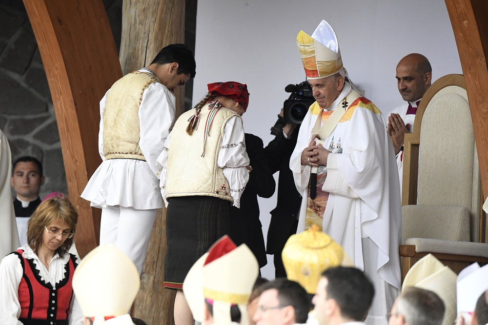 A románok letakartatták a magyar feliratot a miseruhán