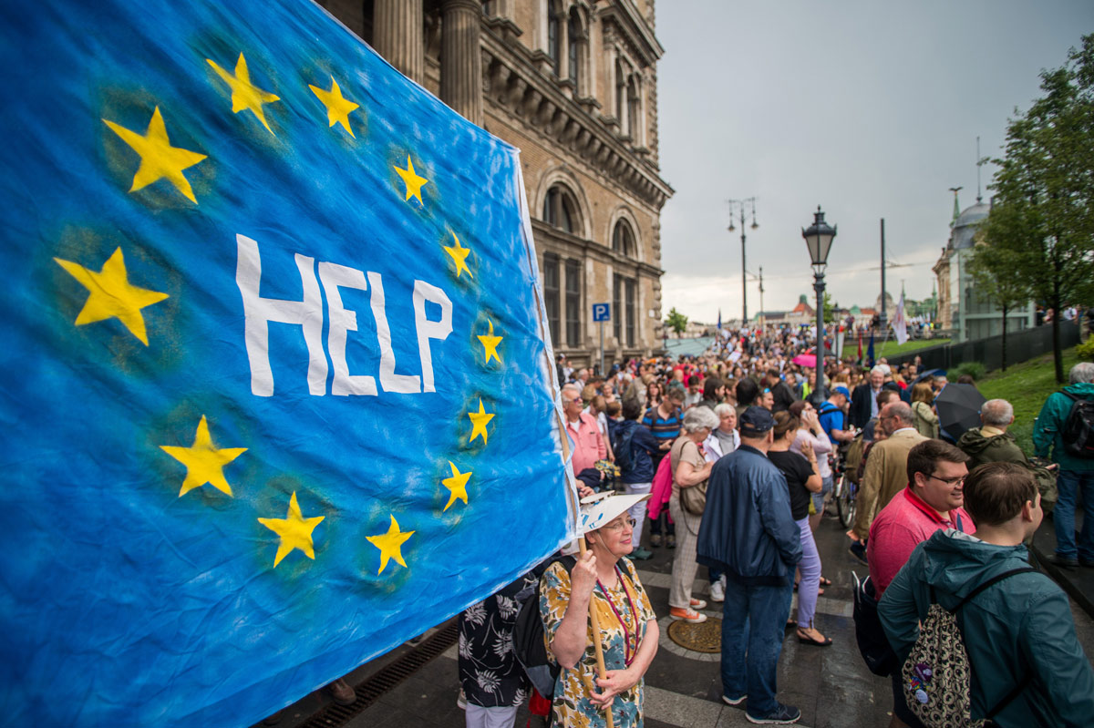 Megint tüntettek az MTA-ért