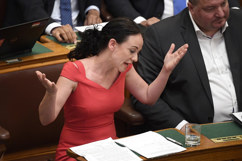 Megszűnik a frakciókhoz való csatlakozás lehetősége