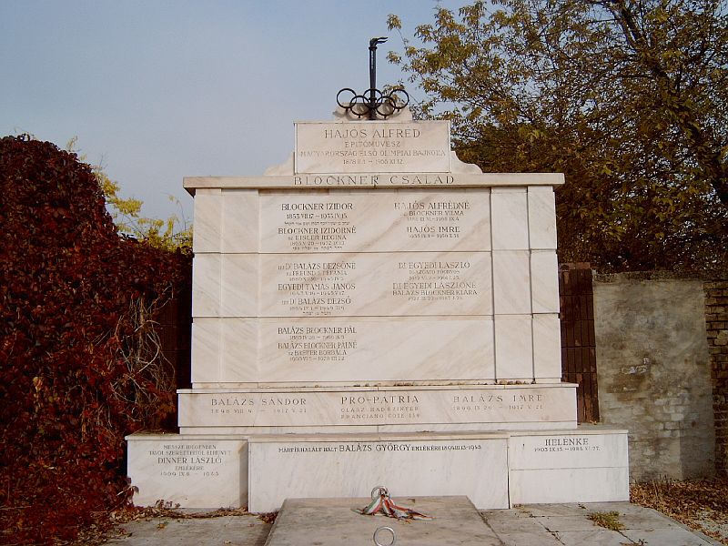 Eredeti állapotában újul meg a síremlék