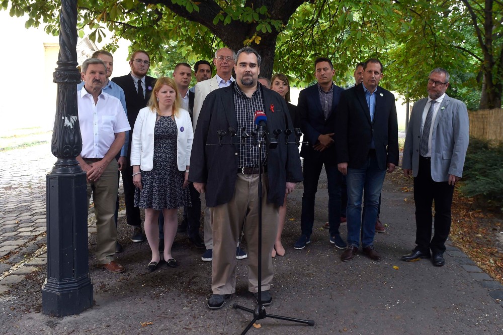 Kiss László hallgatásba menekült a kerületét érintő kérdések elől + videó