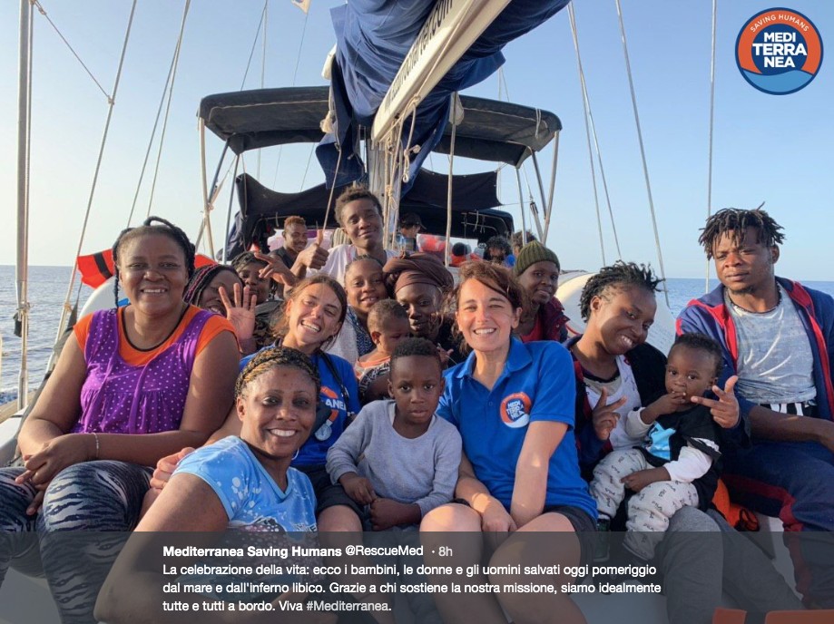 Olasz hajó mentett ki migrásokat a tengerből