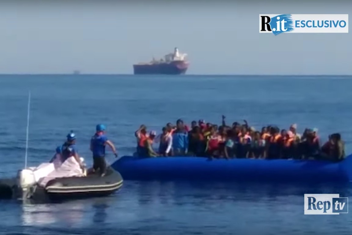 VIDEÓ: Több migránshajó tart az olasz partok felé