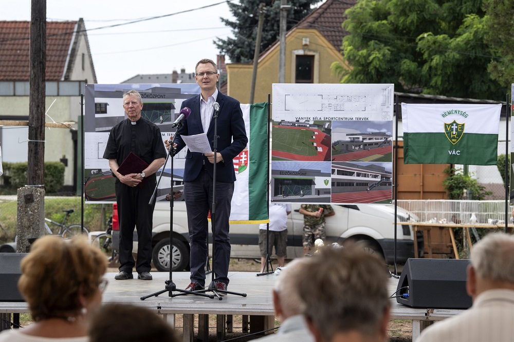 Letették a Vanyek Béla Sportcentrum alapkövét Vácon