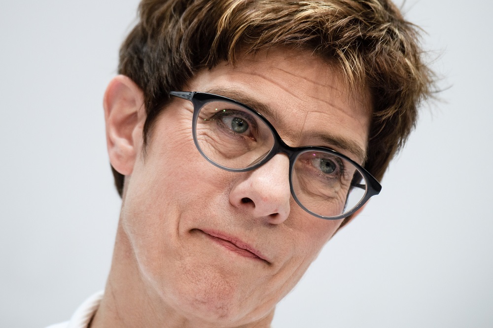 Annegret Kramp-Karrenbauer lesz az új német védelmi miniszter