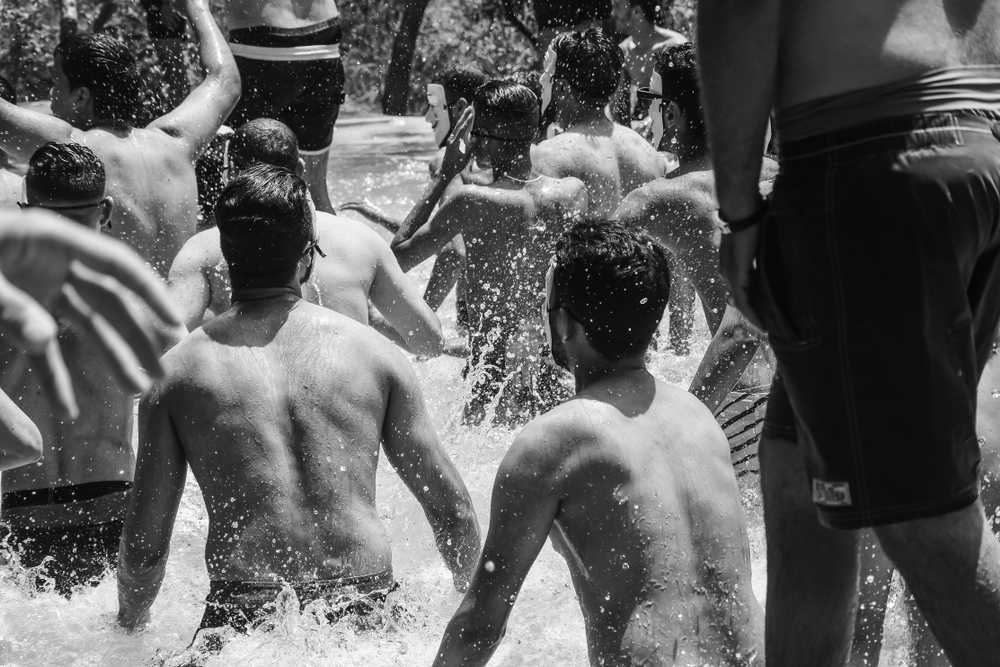 Kamerás megfigyelésbe kezdenek a strandon a migránsok miatt