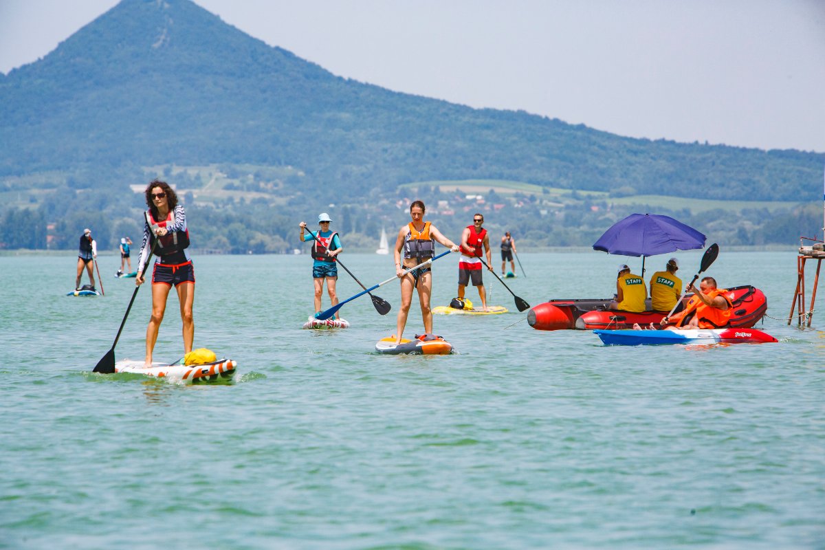 Kétezren evezték át a Balatont