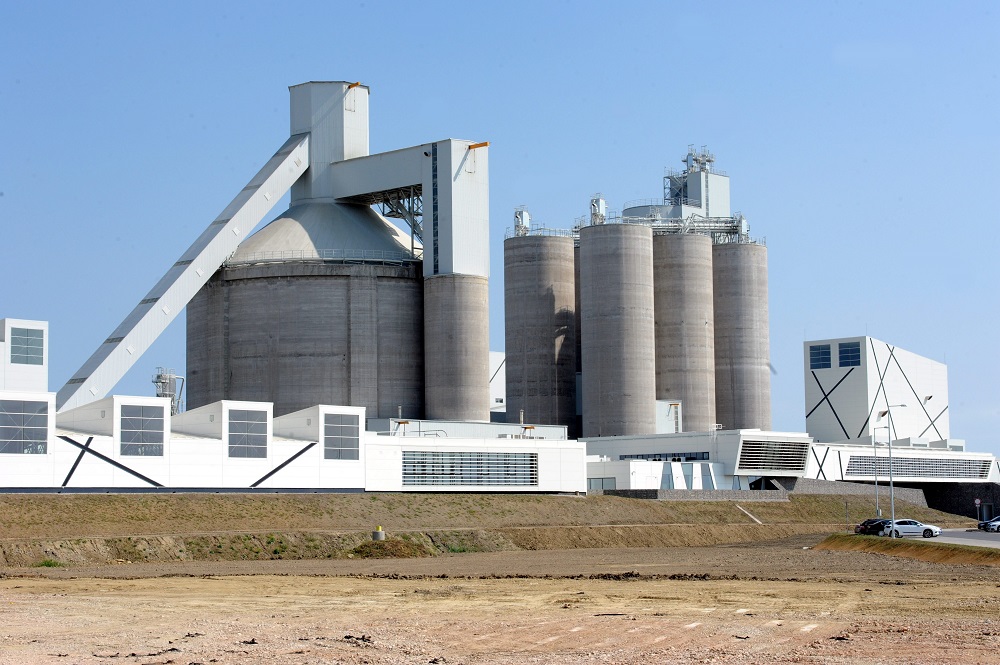 Kétmilliárd forintos beruházást indít a királyegyházi cementgyár