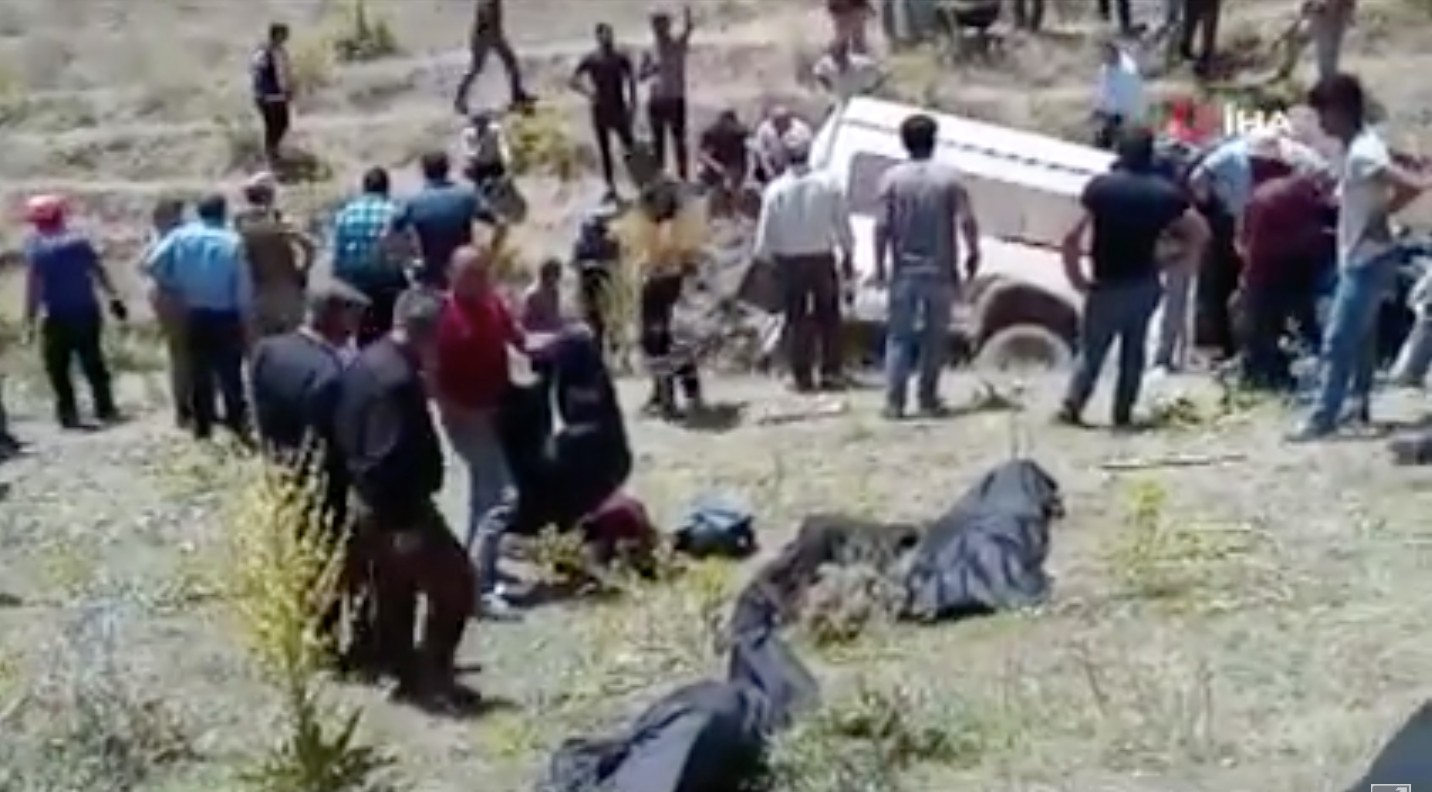 Migránsok haltak meg egy buszbalesetben