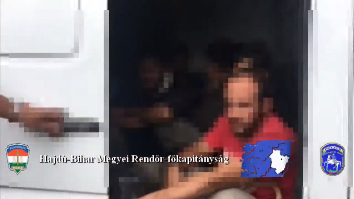 Migránsokat találtak egy kisbuszban Polgáron